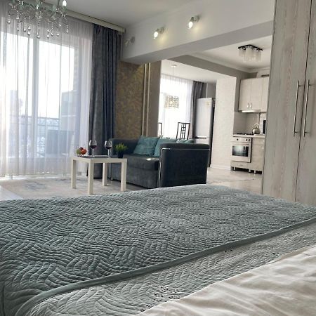 Apartment In The Heart Of The City Алмати Екстер'єр фото