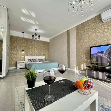 Apartment In The Heart Of The City Алмати Екстер'єр фото